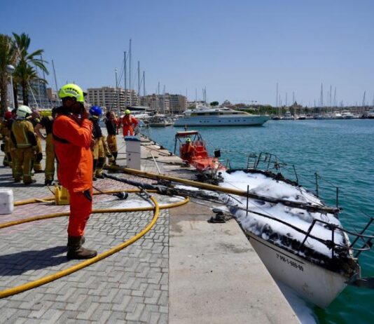 ESPAÑA – INCENDIO EN UN VELERO FRENTE AL AUDITÒRIUM DE PALMA DEJA UN HERIDO