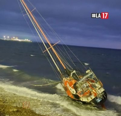 SORPRESA EN PUERTO MADRYN: UN VELERO FUE ARRASTRADO POR EL TEMPORAL Y TERMINÓ VARADO EN LA COSTA