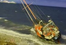 SORPRESA EN PUERTO MADRYN: UN VELERO FUE ARRASTRADO POR EL TEMPORAL Y TERMINÓ VARADO EN LA COSTA