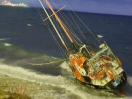 SORPRESA EN PUERTO MADRYN: UN VELERO FUE ARRASTRADO POR EL TEMPORAL Y TERMINÓ VARADO EN LA COSTA