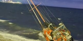 SORPRESA EN PUERTO MADRYN: UN VELERO FUE ARRASTRADO POR EL TEMPORAL Y TERMINÓ VARADO EN LA COSTA