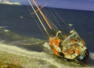 SORPRESA EN PUERTO MADRYN: UN VELERO FUE ARRASTRADO POR EL TEMPORAL Y TERMINÓ VARADO EN LA COSTA