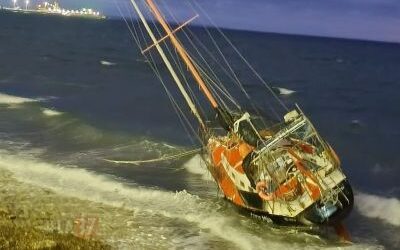 Velero varado en las playas de Puerto Madryn - Foto #La17