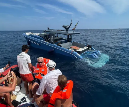 ESPAÑA – RESCATAN A SEIS TRIPULANTES DE UNA LANCHA QUE COMENZABA A HUNDIRSE FRENTE A PORTALS VELLS