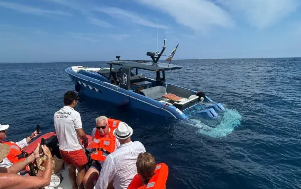 ESPAÑA – RESCATAN A SEIS TRIPULANTES DE UNA LANCHA QUE COMENZABA A HUNDIRSE FRENTE A PORTALS VELLS