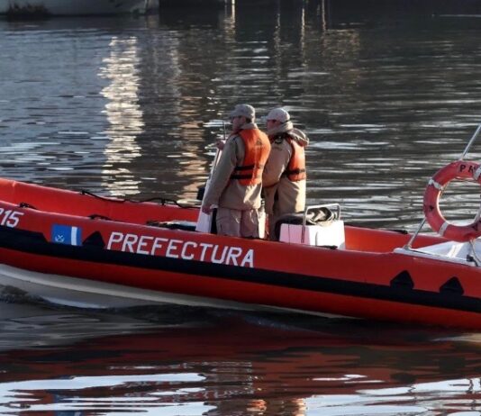 HALLAN PERTENENCIAS DE LOS PESCADORES DESAPARECIDOS EN EL RÍO DE LA PLATA Y REORIENTAN LA BÚSQUEDA
