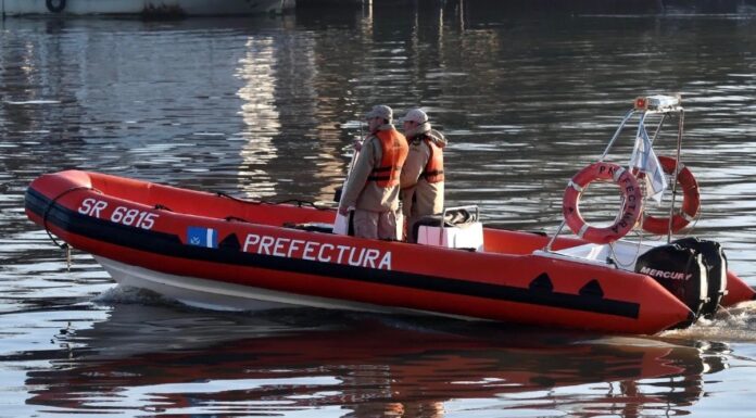 HALLAN PERTENENCIAS DE LOS PESCADORES DESAPARECIDOS EN EL RÍO DE LA PLATA Y REORIENTAN LA BÚSQUEDA