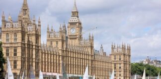 REGATA SOLIDARIA EN EL TÁMESIS: 80 VELEROS COMPITIERON EN EL TIDEWAY DINGHY DERBY EN LONDRES