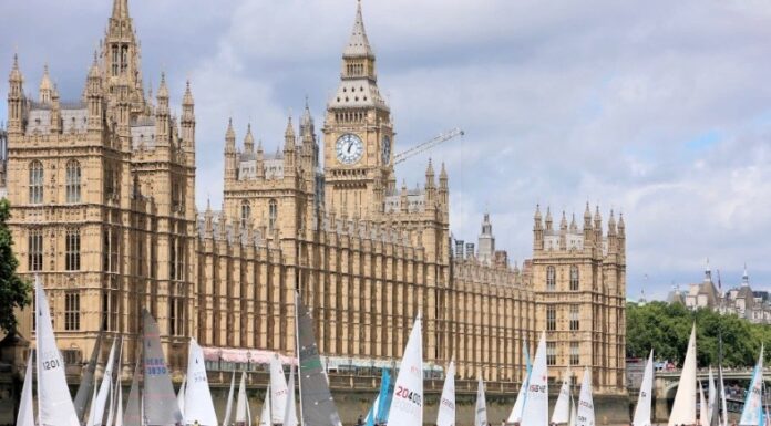 REGATA SOLIDARIA EN EL TÁMESIS: 80 VELEROS COMPITIERON EN EL TIDEWAY DINGHY DERBY EN LONDRES