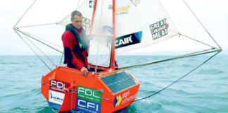 EL HOMBRE QUE QUIERE CRUZAR EL ATLÁNTICO EN UN BARCO DEL TAMAÑO DE UNA BAÑERA.