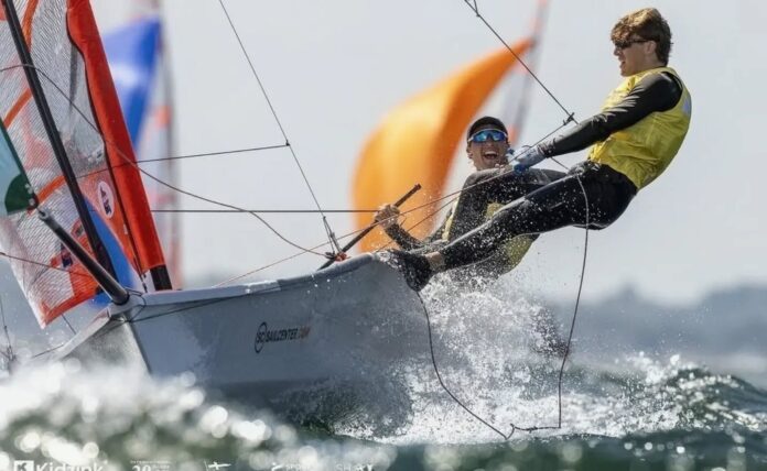 Con una brillante actuación a lo largo de toda la semana de competencia, Félix Llauró y Lucas Cozar, representantes del Yacht Club Argentino (YCA), se subieron al tercer escalón del podio en el 29er World Championship, uno de los campeonatos juveniles más importantes del calendario internacional de vela. - Foto Facebook Yachts Club Argentino