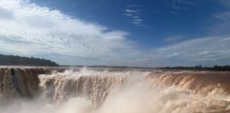 LA CRECIDA DEL RÍO IGUAZÚ OBLIGÓ A CERRAR LA GARGANTA DEL DIABLO EN CATARATAS