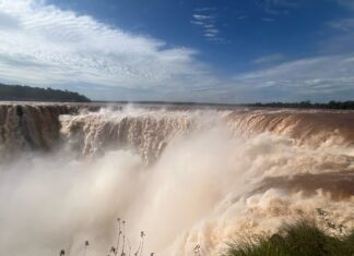 LA CRECIDA DEL RÍO IGUAZÚ OBLIGÓ A CERRAR LA GARGANTA DEL DIABLO EN CATARATAS