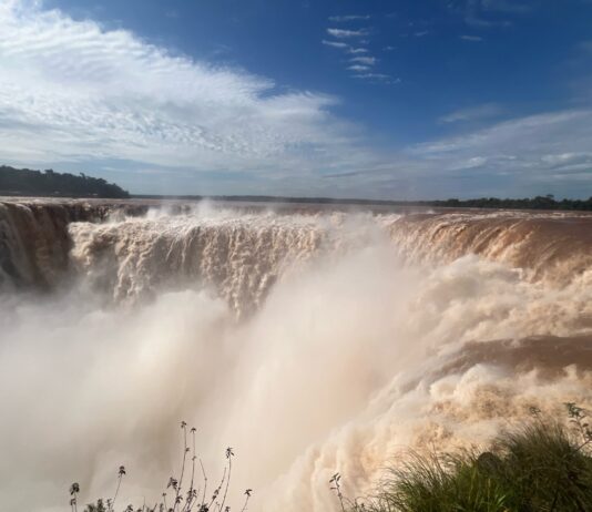 LA CRECIDA DEL RÍO IGUAZÚ OBLIGÓ A CERRAR LA GARGANTA DEL DIABLO EN CATARATAS