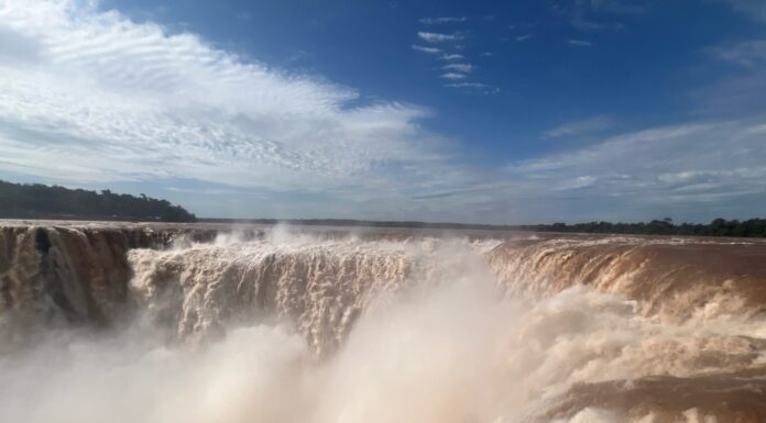 LA CRECIDA DEL RÍO IGUAZÚ OBLIGÓ A CERRAR LA GARGANTA DEL DIABLO EN CATARATAS