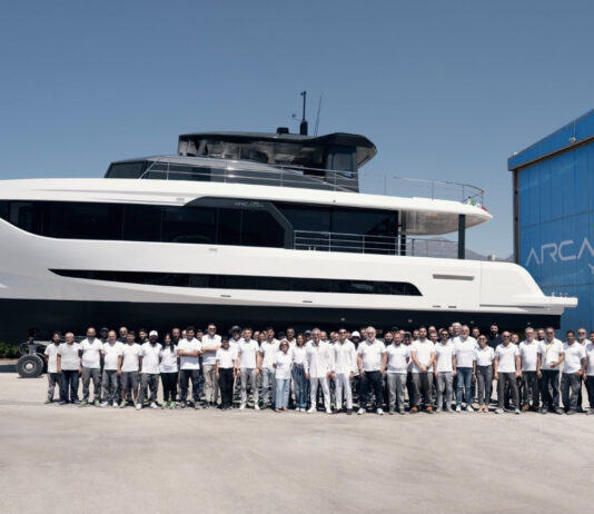 ARCADIA YACHTS LANZA EL SEGUNDO A80