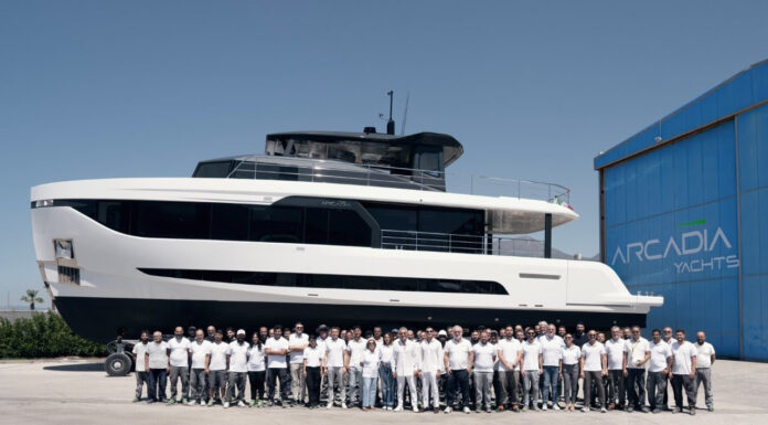 ARCADIA YACHTS LANZA EL SEGUNDO A80