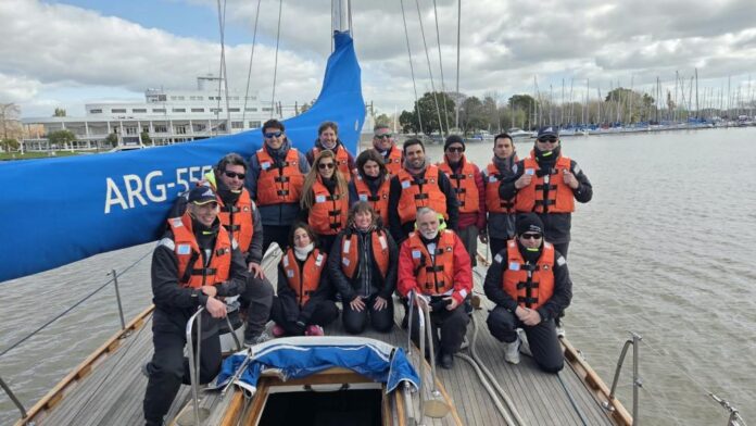 La Prefectura Naval Argentina llevó adelante una navegación de instrucción a bordo del yate PNA YR-7 “Esperanza”, destinada a alumnos del curso de Timonel y Patrón de Yate de la Universidad Nacional de La Plata (UNLP)