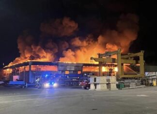 UN GRAN INCENDIO DESTRUYE LA NAVE DE PRODUCCIÓN DE UN ASTILLERO ITALIANO