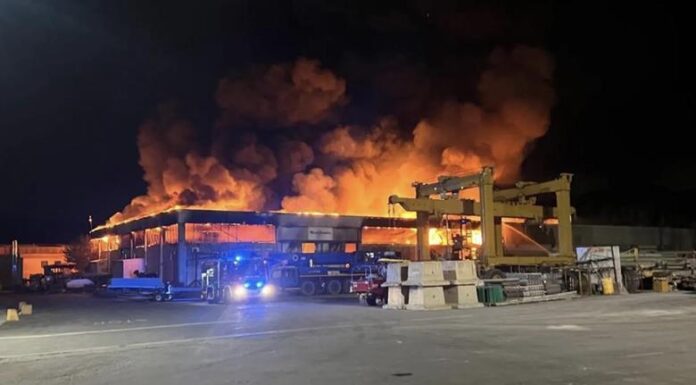 UN GRAN INCENDIO DESTRUYE LA NAVE DE PRODUCCIÓN DE UN ASTILLERO ITALIANO