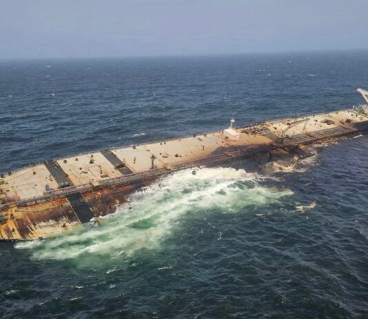 DESPLIEGAN UNA OPERACIÓN INTERNACIONAL PARA RESCATAR AL PETROLERO CAROLINE BEZENGI