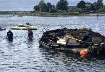DINAMARCA – UN VECINO DECIDIÓ SACAR DEL FIORDO UN VELERO ABANDONADO Y MOVILIZÓ A TODA LA COMUNIDAD