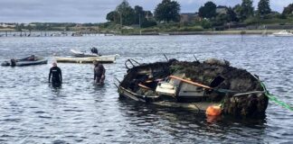 DINAMARCA – UN VECINO DECIDIÓ SACAR DEL FIORDO UN VELERO ABANDONADO Y MOVILIZÓ A TODA LA COMUNIDAD