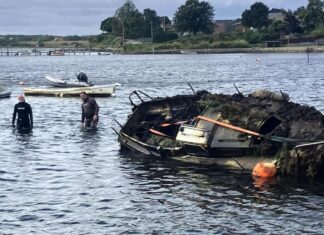 DINAMARCA – UN VECINO DECIDIÓ SACAR DEL FIORDO UN VELERO ABANDONADO Y MOVILIZÓ A TODA LA COMUNIDAD