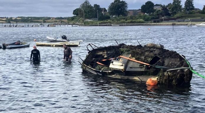 DINAMARCA – UN VECINO DECIDIÓ SACAR DEL FIORDO UN VELERO ABANDONADO Y MOVILIZÓ A TODA LA COMUNIDAD