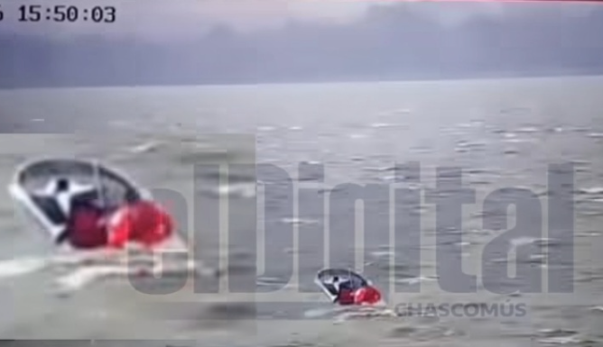 RESCATARON A UNA FAMILIA TRAS EL VUELCO DE UNA EMBARCACIÓN EN LA LAGUNA DE CHASCOMÚS