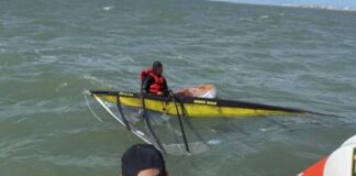 PREFECTURA RESCATÓ A UN WINDSURFISTA QUE NO PODÍA REGRESAR A LA COSTA EN MAR DEL PLATA