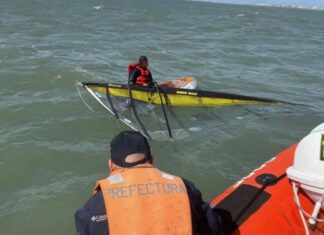 PREFECTURA RESCATÓ A UN WINDSURFISTA QUE NO PODÍA REGRESAR A LA COSTA EN MAR DEL PLATA