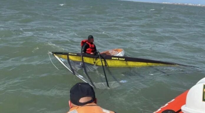 PREFECTURA RESCATÓ A UN WINDSURFISTA QUE NO PODÍA REGRESAR A LA COSTA EN MAR DEL PLATA