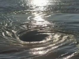 VIDEO – IMPACTANTE REMOLINO EN EL RÍO PARANÁ SORPRENDIÓ A UN GRUPO DE PESCADORES FRENTE A VILLA CONSTITUCIÓN