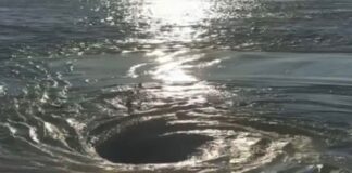VIDEO – IMPACTANTE REMOLINO EN EL RÍO PARANÁ SORPRENDIÓ A UN GRUPO DE PESCADORES FRENTE A VILLA CONSTITUCIÓN
