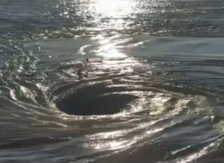 VIDEO – IMPACTANTE REMOLINO EN EL RÍO PARANÁ SORPRENDIÓ A UN GRUPO DE PESCADORES FRENTE A VILLA CONSTITUCIÓN