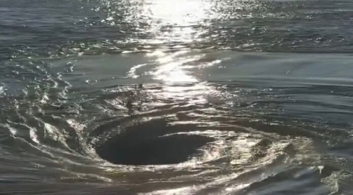 VIDEO – IMPACTANTE REMOLINO EN EL RÍO PARANÁ SORPRENDIÓ A UN GRUPO DE PESCADORES FRENTE A VILLA CONSTITUCIÓN