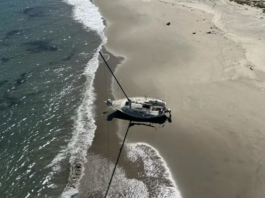 RESCATAN A UN NAVEGANTE TRAS QUEDAR VARADO SU VELERO EN UNA ISLA DE CALIFORNIA