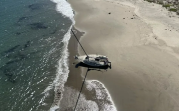 RESCATAN A UN NAVEGANTE TRAS QUEDAR VARADO SU VELERO EN UNA ISLA DE CALIFORNIA