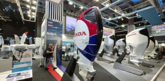 HONDA MARINE EXHIBIÓ EN GÉNOVA UN BF350 V8 CON UNA LLAMATIVA DECORACIÓN INSPIRADA EN EL MUNDO DE LAS CARRERAS