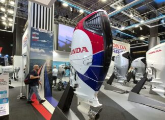 HONDA MARINE EXHIBIÓ EN GÉNOVA UN BF350 V8 CON UNA LLAMATIVA DECORACIÓN INSPIRADA EN EL MUNDO DE LAS CARRERAS