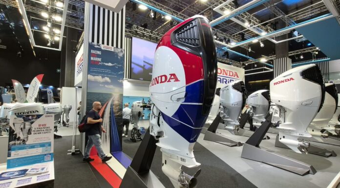 HONDA MARINE EXHIBIÓ EN GÉNOVA UN BF350 V8 CON UNA LLAMATIVA DECORACIÓN INSPIRADA EN EL MUNDO DE LAS CARRERAS