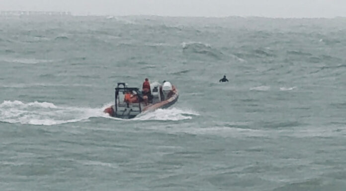 VIDEO – MAR DEL PLATA: PREFECTURA RESCATÓ A UN JOVEN KITESURFISTA QUE NO PODÍA REGRESAR A LA COSTA