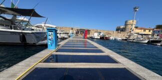 GIGLIO INAUGURA UNA PLATAFORMA MARINA QUE GENERA ENERGÍA CON LAS OLAS Y EL SOL