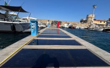 GIGLIO INAUGURA UNA PLATAFORMA MARINA QUE GENERA ENERGÍA CON LAS OLAS Y EL SOL
