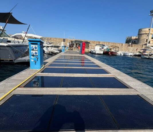 GIGLIO INAUGURA UNA PLATAFORMA MARINA QUE GENERA ENERGÍA CON LAS OLAS Y EL SOL