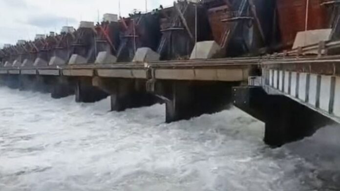 Yacyretá abrió las compuertas - Foto Diario Pérfil